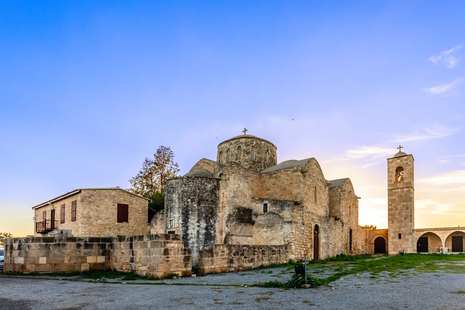 Gazimağusa yakınında gün batımında St Barnabas Manastırı ve çan kulesi
