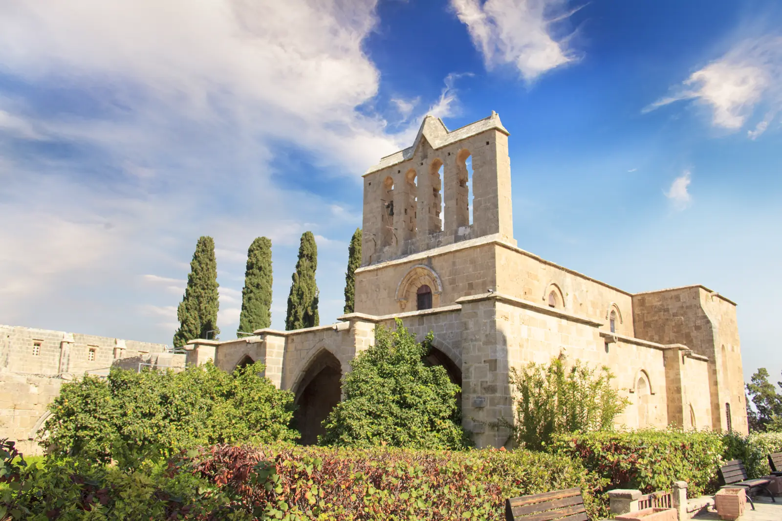 Girne'nin üstündeki Bellapais Manastırı'nın Gotik kalıntıları