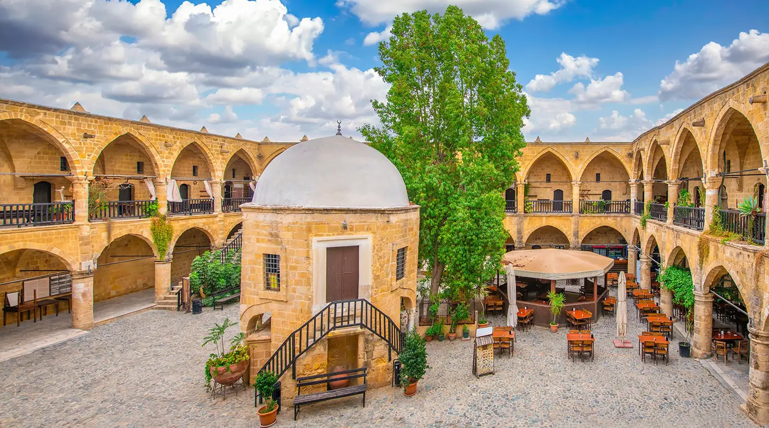 Lefkoşa'da Büyük Han'ın revaklı avlusu ve sütunlar üstündeki kubbeli mescidi