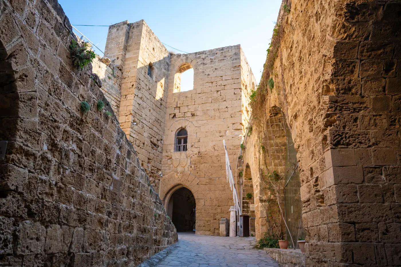 Girne Kalesi'nin tarihi limana bakan taş kapısı