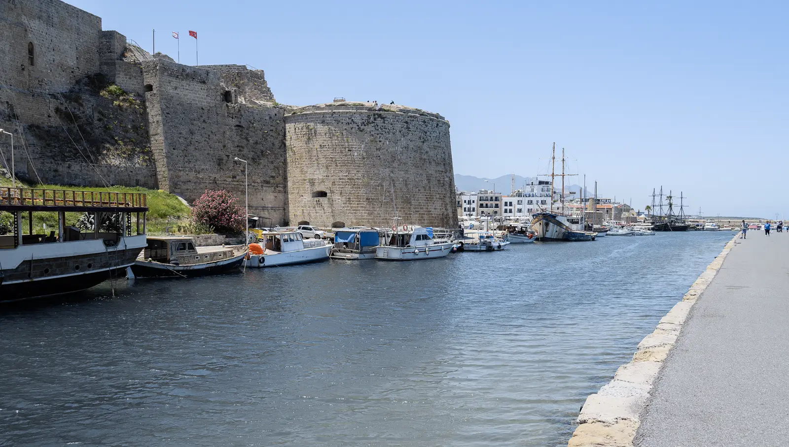 Girne Kalesi'nin tarihi limana bakan taş kapısı