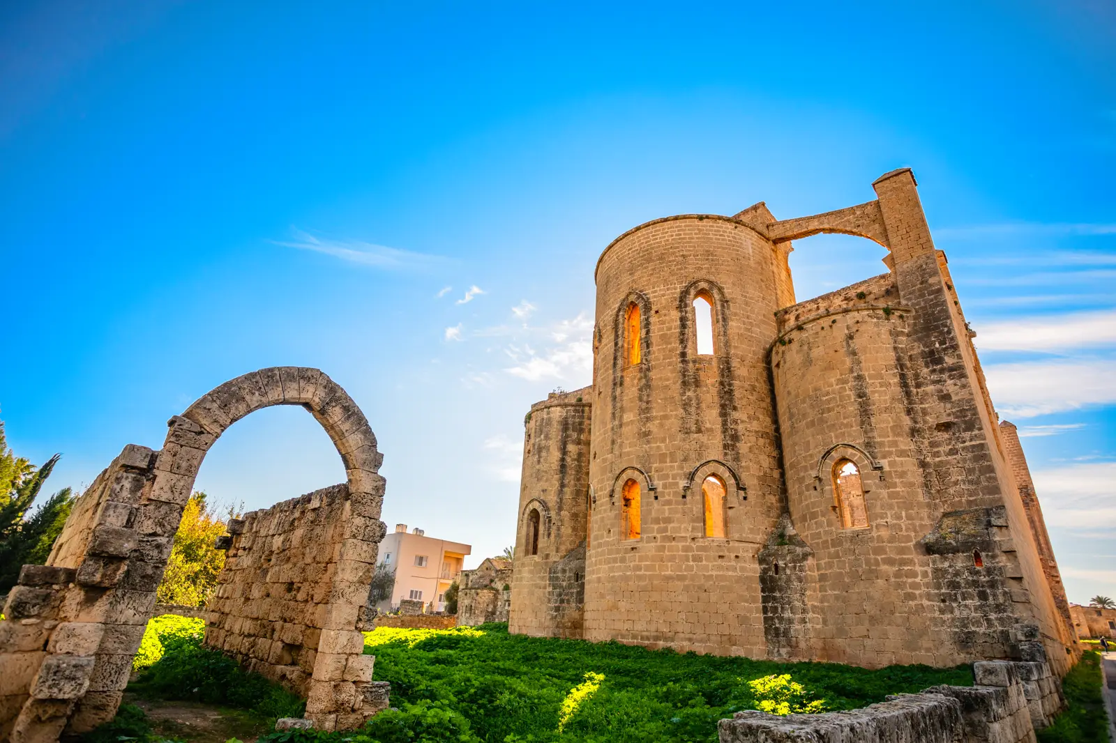Gazimağusa surlariçinde St George katedralinin harap cephesi