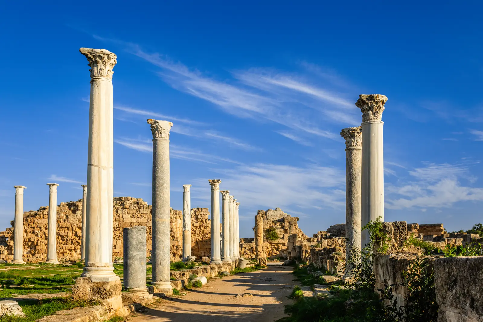 Gazimağusa yakınındaki Salamis antik kentinde sıra sıra Roma sütunları