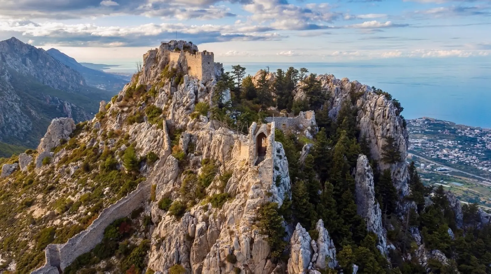 Girne sahilinin üstündeki dağ sırtında St Hilarion Haçlı kalesi